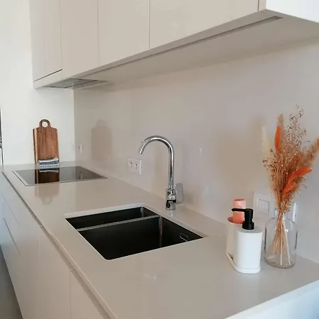 Bartine - Modern And Spacious Flat Near The Sea, Free Parking Space Апартаменты